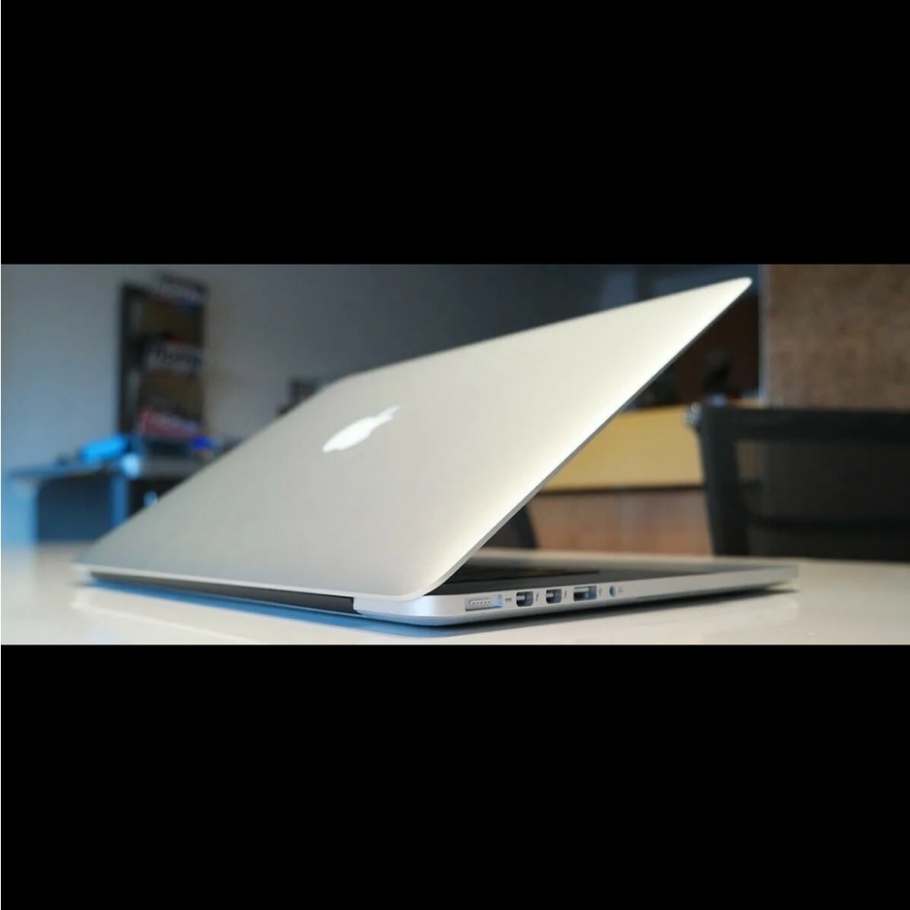 Apple MacBook Pro 13" (128GB SSD, Intel Core i5-5257U, 2.70GHz, 8GB RAM) Laptop
